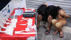 YUKUNG-YUKO Arestado sina Mark Kim Cudia at Patricia Dayta sa buy-bust operation, makaraang makuhanan umano ng P3.4-milyon shabu sa Bgy. Manggahan, Pasig City ngayong Linggo ng umaga. (JANSEN ROMERO)