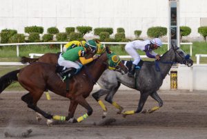 GINULAT ng Boss Emong (1) ang lahat, kabilang ang liyamadong first-leg winner Real Gold (7), sa 2nd leg ng Philracom Triple Crown series nitong Linggo sa Saddle and Clubs Leisure Park sa Naic, Cavite.