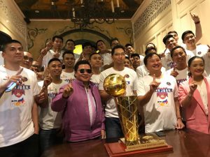 NUMERO UNO! Masayang nagdiwang ang mga opisyal at players ng San Juan Knights, sa pangunguna nina dating Senator Jinggoy Estrada (ikalawa mula sa kaliwa) at Go For Gold executive Jeremy Go sa isinagawang ‘Thanksgiving’ sa Café Isabel sa San Juan.