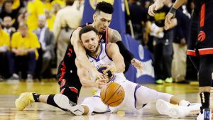 NAPAUPO sina Golden State’s Stephen Curry at Toronto’s Danny Green sa pag-aagawan sa loose ball sa isang tagpo ng kanilang laro sa Game 3 ng NBA Finals. (AP)