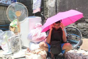 TAHANANG NAABO Binabantayan ng residente ang mga naisalba nilang gamit makaraang makabilang sila sa mga nasunugan sa Bgy. Balingasa sa Quezon City, ngayong Sabado. MANNY LLANES