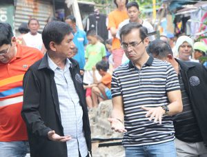 Sina DENR Secretary Roy Cimatu at Manila Mayor Isko Moreno sa Estero de Antonio de Abad sa Malate, Maynila ngayong Sabado. MANNY LLANES 