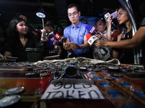 Manila City Mayor Isko Moreno kasama ang Special Mayor's Reaction Team (SMART). (Jansen Romero)