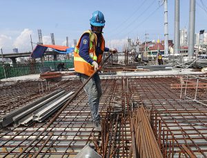 PASPASAN NA ‘TO Inaapura ng mga obrero ang pagkumpleto sa Metro Manila Skyway Stage 3, ang 18.68-kilometrong elevated expressway na mag-uugnay sa Buendia sa Makati City sa Balintawak, Quezon City, dahil bubuksan na ito sa mga motorista sa loob ng dalawang linggo. (ALI VICOY)