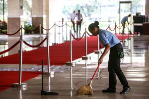 ALL SET Nililinis na ngayong Sabado ang red carpet sa bungad ng Batasang Pambansa ng Kamara de Representantes, bilang paghahanda sa ikaapat na SONA ng Pangulo sa Lunes ng hapon. ALVIN KASIBAN
