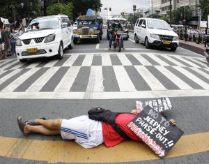 AYAW NGA! Taong 2017 pa lang ay nagkakasa na ng mga tigil-pasada ang iba’t ibang transport groups kontra sa PUV modernization program ng pamahalaan, gaya ng isang ito na isinagawa sa España Boulevard sa Maynila noong Oktubre 16, 2017. (CZAR DANCEL, file)