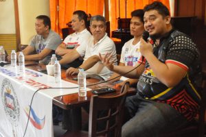 IKINATUWA ni CBA founder Carlo Maceda (kanan) ang tagumpay nang natatanging community-based basketball league sa bansa, habang nakikinig sina (mula sa kaliwa) San Juan team governor Chris Conwi, asst. coach Yong Garcia, TOPS chief Ed Andaya at Jhonard Clarito.