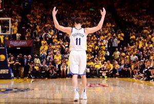 SPLASH BROTHER! Kung nagawang talikuran ni Kevin Durant ang Warriors, hindi si Klay Thompson. Siniguro ng All-Star forward na mapapanood ng mga tagahanga ang ‘Splash Brothers’ sa bago nilang arena na Chase sa San Francisco matapos na tanggapin ng sweet shooting guard ang US$190 kontrata sa loob ng limang taon. Naitala ni Thompson sa pitong sunod na season na 200 three-pointers para pantayan ang pakner niyang si Stephen Curry sa kasaysayan ng NBA history