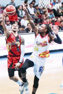 SINABAYAN ni Rain or Shine import Carl Montgomery ang driving lay-up ni Chris Ross ng San Miguel Beer sa isang tagpo ng kanilang laro sa Game 2 ng PBA Commissioner’s Cup semifinals. (RIO DELUVIO)