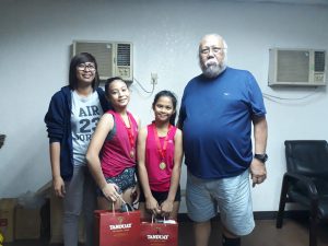 IPINAGKALOOB ni PVF president Edgardo ‘Tito Boy’Cantada ang premyo sa Champion U15 Girls  Muntinlupa Volleyball Club.