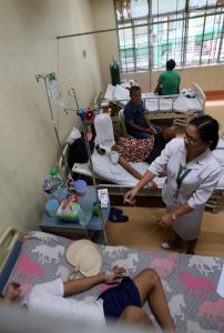‘WAG LUMUSONG Inaasikaso ng isang nurse ang mga pasyenteng tinamaan ng leptospirosis, sa San Lazaro Hospital, Sta. Cruz, Maynila, kahapon. Aabot na sa 916 ang naitalang kaso nito sa buong bansa, mula Enero 1 hanggang Hulyo 27 ng taon. (ALI VICOY)