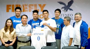 INIABOT ng Ateneo basketball team, sa pangunguna ni Thirdy Ravena,ang team jersey kay Firefly Marketing Director Erik Riola bilang simboliko ng tambalan para sa UAAP Season 82 na magsisimula ngayong weekend. Kasama rin sa seremonya sina (mula sa kaliwa) FELCO Assistant Brand Manager Christine Reyes, Ateneo de Manila University’s Assistant to the President for University Athletics Fr. Nemesio S. Que SJ at University Athletics Director Emmanuel T. Fernandez.