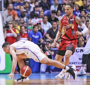NAWALAN ng balanse sa dribble si Jason Castro ng TNT Katropa habang dumedepensa si Chris Ross ng Sam Miguel Beer sa isang tagpo ng kanilang laro sa Game 2 ng PBA Commissioners Cup Finals. Naitabla ng Beermen ang serye sa 1-1. RIO DELUVIO 