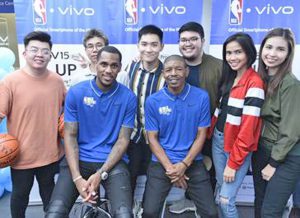 MASAYANG nakipag-groupie sina Denver Nuggets’ Monté Morris at NBA legend Muggsy Bogues sa Vivo marketing team kasama si VP for Operations Kenny Zai Zeng sa pagbisita ng dalawa sa Vivo concept store sa SM Megamall.