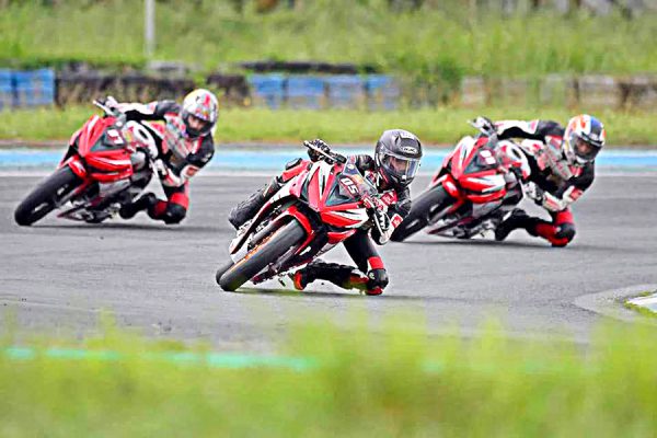 MATIKAS na nakipag-unahan sa kurbadang bahagi ng speedway si Sablaya (kaliwa), tungo sa matagumpay na karera para angkinin ang korona sa Honda Pilipinas Dream Cup kamakailan sa Clark International Speedway.