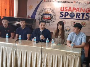 IKINALUGOD ni Maynard Marinas (gitna), local promoter ng Wu Lin Feng Global Kickboxing Championship, ang pagkakapili sa Pilipinas bilang bagong miyembro ng Chinese-based combat sports federation, sa ginanap na ‘Usapang Sports’ ng TOPS sa NPC. Kasama niya (mula sa kaliwa) Pinoy fighters Mark Alcoba, Dindo Comansa at Chinese promotions executive Soong at interpreter.