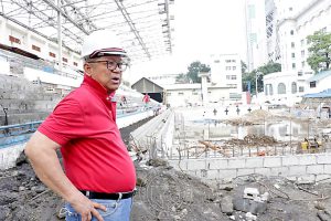 PERSONAL na inispeksyun ni Philippine Sports Commission (PSC) Chairman William ‘Butch’ Ramirez ang ginagawang konstruksyon sa Rizal Memorial Sports Complex sa Vito Cruz, Manila na kabilang sa venues na gagamitin sa 30th Southeast Asian Games sa Nobyembre 30. Tinatayang halos na sa 90 porsiyento na ang pagsaaayos at iginiit ni Ramirez na nasa tamang target ang pagsasaayos bago ang pagbubukas ng biennial meet. (PSC PHOTO)