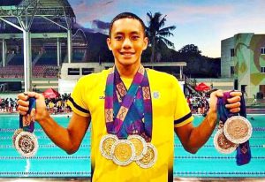 TOP ROOKIE? Kabilang si John Neil Paderes ng University of Santo Tomas Tigershark at miyembro ng elite team ng Swim Pinas, sa pangangasiwa ni coach Virgi De Luna, sa rookie swimmers na nagpamalas nang kahusayan sa UAAP Season 82 high school swimming competition sa Trace College Aquatic Center sa Laguna. Nakamit ng 16-anyos ang dalawang gintong medalya (100-m back, 4x50 medley, 4x100 medley), tatlong silver (200m back, 400mIM, 200mIM) at isang bronze (50m back) para mapabilang sa pinagpipilian bilang ‘Rookie of the Year.