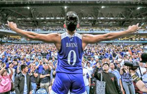 HAILED TO THE KING!  Ipinagdiwang ng Ateneo ang three-peat championship ng Blue Eagles na naisakatuparan bunga ng matikas na laro at liderato ni Thirdy Ravena laban sa UST Golden Tigers. Nakompleto ng Katipunan-based cagers ang pambihirang 16-0 sweep.  RIO DELUVIO )