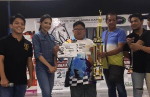 TINANGGAP ni Arena Grand Master Almario Marlon Quiroz Bernardino Jr. ang sertipiko at premyo matapos pagharian ang Black and White Chess Tournament 2019 (Open event) kamakailan sa Pacific Mall sa Lucena City.