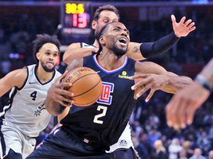 MATIKAS ang laro ni Kawhi Leonard ng Los Angeles Clippers laban s adatring koponan na San Antonio Spurs. (AP)