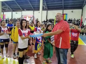 INIAABOT ni PVF Secretary General Gerard Cantada ang volleyball at nets bilang bahagi ng programa ng Philippine Volleyball Federation sa mga kalahok sa isinagawang PVF-Tanduay Athletics U-18 Girls Volleyball ‘Series in Ur Cities’ Basilan leg nitong weekend in Isabela City, Basilan.