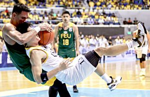 NAWALAN ng kontrol ang player ng UST nang hablutin sa kanya mula sa likod ang bola ng karibal na Far Eastern University sa isang tagpo ng kanilang laro sa UAAP stepladder match sa men’s basketball. (RIO DELUVIO)