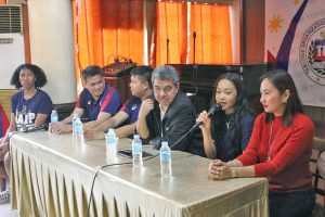GYMNAST PROTEGEE! Kabilang si Breanna Labadan (ikalawa mula sa kanan) sa batang gymnast na nasa pangangasiwa ng Gymnastics Association of the Philippines (GAP) para maitulad kay World Champion Carlos Yulo, sa kanyang pagbisita sa TOPS ‘Usapang Sports’ sa NPC nitong Huwebes kasama sina (mula sa kaliwa) NU star Jack Animam at mga opisyal ng Sambo Philippines.