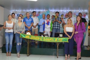 IBINIDA ni Elmer de Leon (ika-10 mula sa kaliwa, may alaga kay Bugle Notes, ang Championship Cup, sa ginanap na awarding ceremony matapos magwagi sa 2019 Ambassador Eduardo M. Cojuangco Jr. Cup. Nakiisa sa pagdiriwang sina jockey JB Hernandez, Philippine Racing Club Executive VP and COO Santiago Cualuping III, Bugle Notes’ winning connections at Philracom officials, sa pangunguna ni Chairman Andrew A. Sanchez.