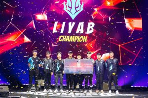 TINANGGAP ng Team Liyab, professional esports team ng Globe, sa pakikipagtulungan ng Mineski, ang replica ng tseke na nagkakahalaga ng P1 miloyon matapos magwagi sa League of Legends (LoL) SEA Tour Invitational Championship kamakailan sa Globe Conquerors Manila 2019 sa World Trade Center sa Pasay City.