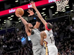 PINAYUGAN  ng depensa ni Brandon Ingram ng New Orleans Pelicans si Brooklyn Nets guard Kyrie Irving, ngunit nagawang makaiskor ng one-time NBA champion, sa kanilang laro nitong Lunes (Martes sa Manila). Nagwagi ang Nets, 135-125. (AP)