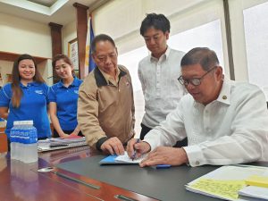 PAKNER! Nilagdaan ni Philippine Sports Commission (PSC) Chairman William ‘Butch’ Ramirez ang kasunduan para sa sponsorship ng Pocari Sweat para sa mga miyembro ng Philippine Team, habang nakamasid sina (mula sa kanan) Otsuka-Solar Philippines Incorporated president Kohei Oyamada, Philippine National Anti-Doping Organization (PHI-NADO) president Dr. Alejandro Pineda, Pocari Manager Razhel Inoue at Pocari Events and Ethical Marketing Manager Nelia Ramos.