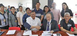 SELYADO! Nagkamayan sina Team Philippines Chef de Mission at Philippine Sports Commission (PSC) Chairman William ‘Butch’ Ramirez (kaliwa) at Standard Insurance Co. Inc., Group Chairman at Philippine Sailing Association President Ernesto Echauz matapos lagdaan ang memorandum-of-agreement (MOA) nitong Martes para mabigyan ng insurance ang lahat ng miyembro ng Team Philippines na sasabak sa 30th Southeast Asian Game. (PSC PHOTO)