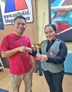 TINANGGAP ni Iris Ranola (kanan) ang tropeo kay tournament director Patrick Clavel matapos magreyna sa Makati Pool Players Association - MAPPA November 2 winner take all tournament.