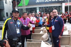 PINANGUNAHAN ni Team Philippines deputy Chef de Mission at taekwondo star Stephen Fernandez (kanan) ang flag raising ceremony sa Athletes Village ng New Clark City sa Capas, Tarlac bilang opisyal na pagbubukas ng pasilidad para s alahat ng atleta, coaches at opisyal na kabilang sa 30th Southeast Asian Games. (PSC PHOTO)