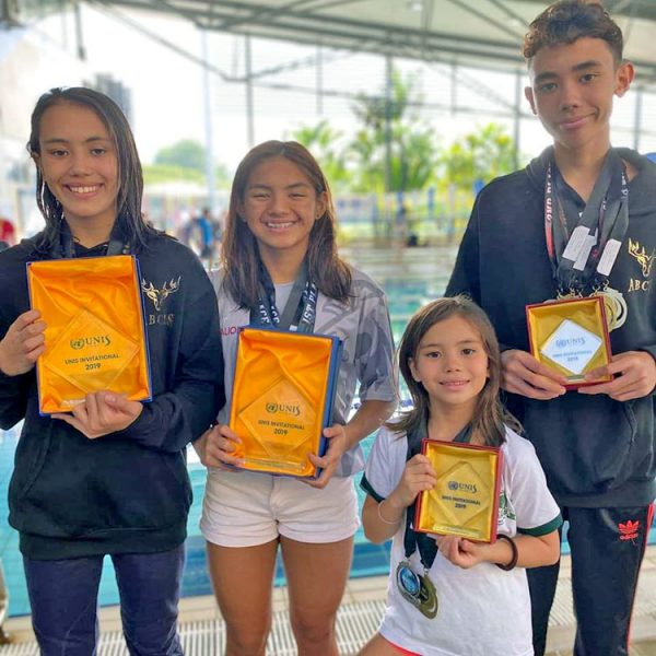 IBINIDA ng mga batang swimmer ng Brent International School –Aqualions Swim Team (mula sa kaliwa) Heather, Jasmine Mojdeh, Hannah at  Ruben White ang plaque matapos ang matagumpay na kampanya sa Vietnam tournament.