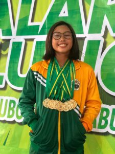 KILLERWHALE! Kabilang sa ‘most outstanding swimmer’ si Swimming Pinas tanker Julia Salazar Basa ng Paranaque Killerwhales sa ginanap na Division Meet ng Paranaque City kamakailan sa Baclaran Elementary School Central. Humakot ng pitong gintong medalya ang protégée ni coach Virgi De Luna (200 back, 200 free, 400 free, 800 free, 2 relays). Kabilang ang 13-anyos international age-group campaigner sa BEST Philippines team na sumabak sa torneo sa Bangkok, Thailand nitong weekend.