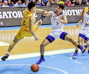 SAYAWAN NA! mas mainit at mas gitgitang labanan ang matutunghayan sa krusyal na Game 2 ng UAAP Finals sa pagitang ng Ateneo at UST. (RIO DELUVIO)