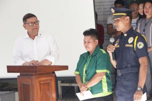 KINILALA ni PSC Chairman William Ramirez ang katapatan ng dalawang empleyado ng PSC na kabilang sa bayani ng 30th Southeast Asian Games. (PSC PHOTO)