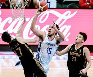 PINANGUNAHAN ni JuneMar Fajardo ang Gilas Pilipinas sa pagdomina sa Indonesia, 97-70, nitong Lunes para makausad sa championship match lng men’s basketball event sa MOA Arena. (RIO DELUVIO)