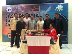 ISINAGAWA nina defending champion WIM Kylene Joy Mordido ng Dasmarinas City at WFM Ummi Fisabillilah ng Indonesia ang tradional moves sa pagsisimula ng Eastern Asia Juniors and Girls Chess Championships sa First Asia Institute of Technology and Humanities (FAITH) sa Tanauan City Batangas.