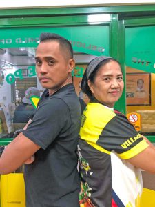 TOP DUO! Sina Lourence “The Gunner” Ilagan (kaliwa) at female darts legend Baby Villanueva.