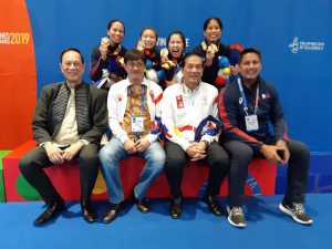 GOLD! Nakiisa sa pagdiriwang ng Philippine Fencing Women’s Epee Team matapos ang kahanga-hangang gintong medalyang tagumpay sina Manila Congressman and sportsman Manny Lopez, House Deputy Speaker Cong. Conrado Estrella, dating POC at Fencing chief Cito Dayrit at Ormoc City Mayor at Fencing chief Richard Gomez. Bilang pagkilala sa galing ng atletang Pinoy, ipinasa ng Kongreso ang pagpapalabas ng P10 milyon mula sa mga suweldo ng lahat ng mga kongresista bilang karagdagang insentibo sa pagsungkit ng atletang Pinoy sa overall championship sa 30th Southeast Asian Games.