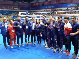 BUO ang suporta ni Senator Francis ‘Tol’ Tolentino (ikalima mula sa kaliwa) sa pagangat ng Pinoy sa sports na kickboxing na nagsagawa ng debut competition sa 30th Southeast Asian Games sa Cuneta Astrodome