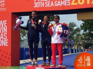 IBINIDA ni nina Kim Mangrobang at Fil-Am Kim Kilgroe ang medalya sa awarding ceremony ng women’s triathlon nitong Linggo sa Subic.