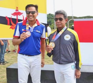 IBINIDA nina Brunei Prince Jefri (kanan) at Rep. Mikee Romero ang kani-kanilang medalyang napagwagihan sa polo competition ng 30th Southeast Asian Games sa Miguel Romero Polo Field sa Calatagan, Batangas. Bahagi si Prince Jefri sa Team Brunei na nagwagi ng gintong medalya sa polo 0-2 goals division, habang bronze medalist ang PH team.