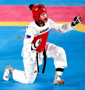 NAPASIGAW sa labis na kasiyahan si Pauline Lopez matapos magwagi ng gintong medalya sa taekwondo ng 30th Southeast Asian Games. (RIO DELUVIO)
