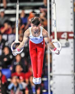 PERFECT! Ipinakita ni Carlos Yulo sa mga kababayan ang world class form sa pagsungkit ng gintong medalya sa all-aroidn event ng gymnastics. (RIO DELUVIO)