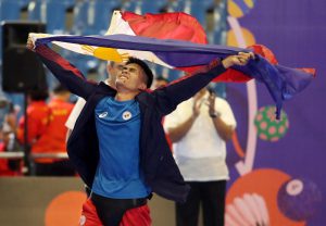 WHAT A FEELING! Napapikit sa labis na kasiyahan si Dexter Balambao ng Team Philippines habang tangan ang bandila ng bansa nang magwagi ng gintong medalya sa bantamweight class ng Arnis competition laban kay Pang Soe ng Myanmar nitong Linggo sa Angeles University Foundation sa Pampanga. Mark Balmores
