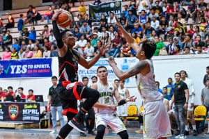 SINAGASA ni Jayson Grimaldo ng Batangas ang depensa ng Nueva Ecija sa kaagahan ng kanilang laro sa MPBL. Nagwagi ang Nueva Ecija para buhayin ang tsansa na makahirit ng playoff.